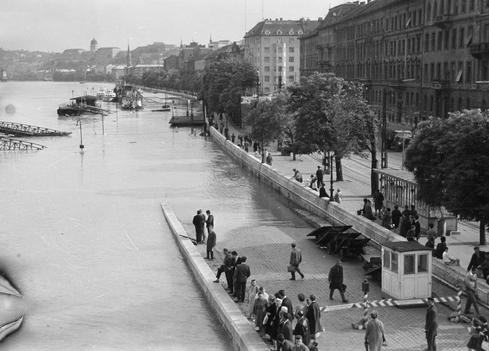 Hungary, Budapest II., kilátás a Margit híd budai hídfőjétől a budai Vár és a Bem rakpart házsora felé. A budai alsó rakpart a Bem József téri hajóállomásnál árvíz idején., 1965, Gyulai Gaál Krisztián, Budapest, Fortepan #262227