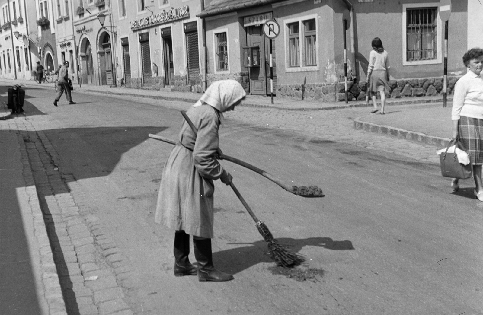 Hungary, Szentendre, Dumtsa Jenő utca a Péter-Pál utcai kereszteződésnél., 1966, Gyulai Gaál Krisztián, sweeper, boots, Fortepan #262232