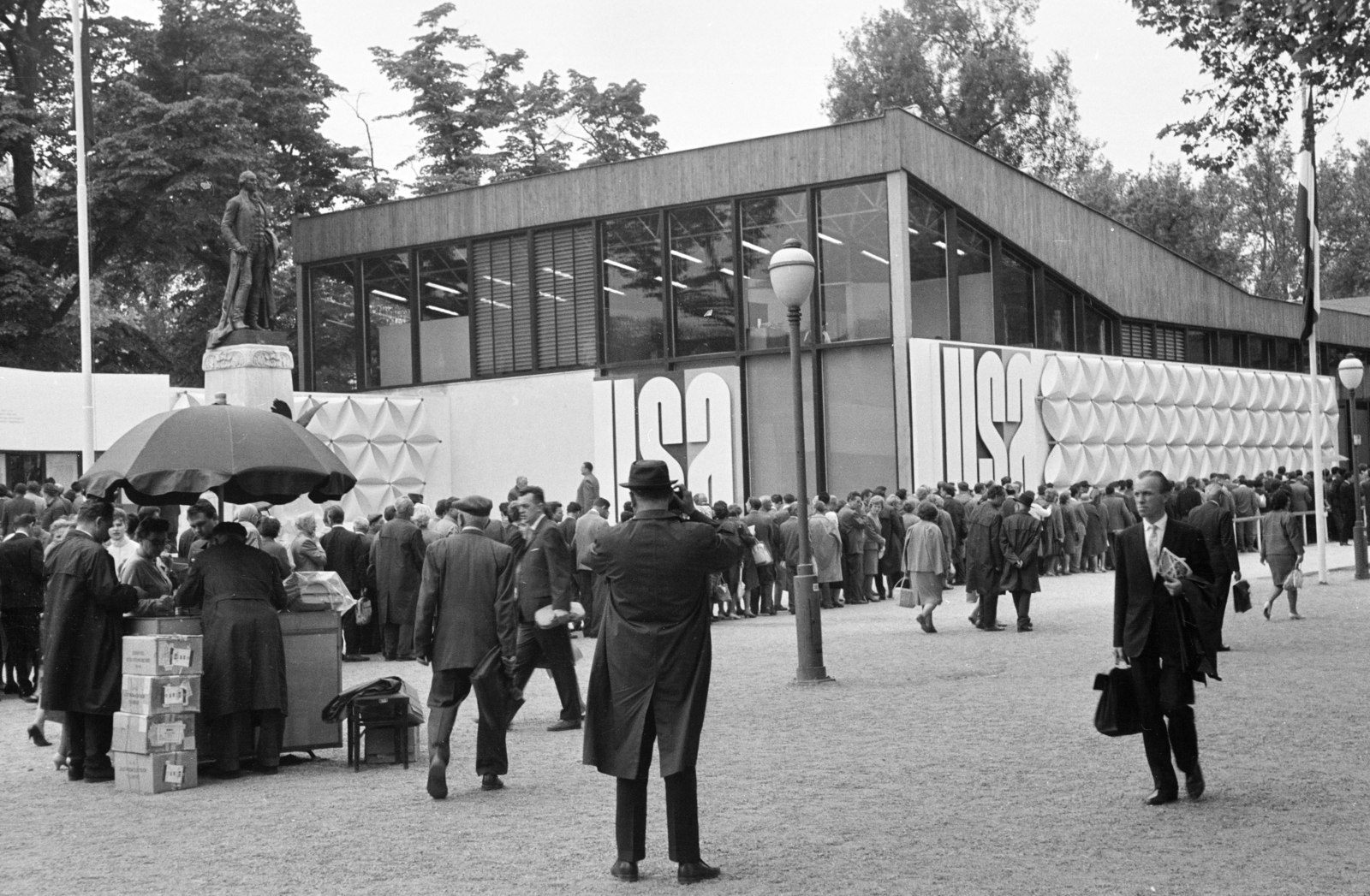 Magyarország, Városliget,Budapesti Nemzetközi Vásár, Budapest XIV., sorban állók George Washington szobra (Bezerédi Gyula, 1906.) és az Amerikai Egyesült Államok pavilonja előtt., 1965, Gyulai Gaál Krisztián, nemzetközi vásár, Budapest, Fortepan #262235