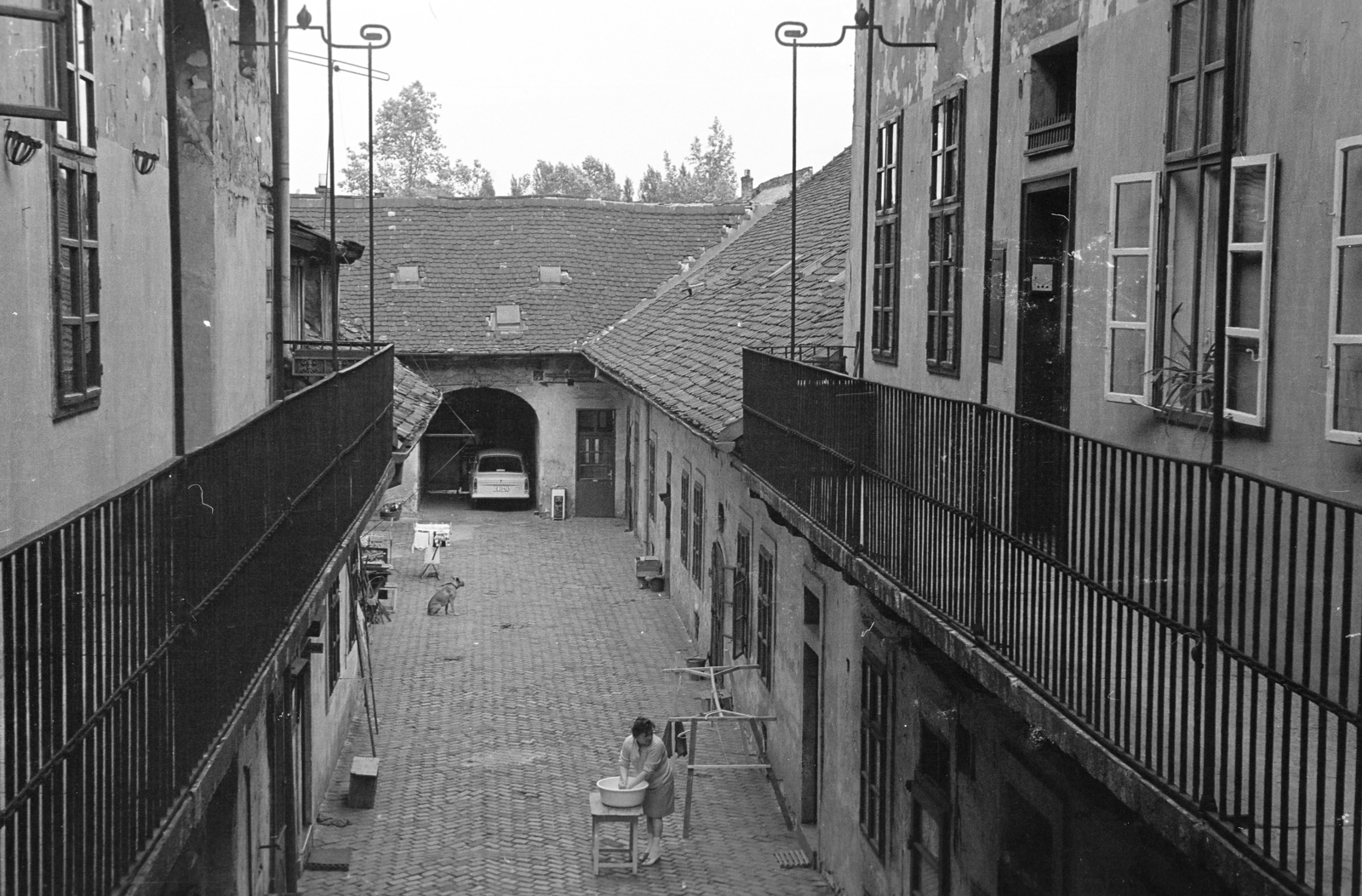 Hungary, Óbuda, Budapest III., a Lajos utca 115. számú ház udvara., 1972, Gyulai Gaál Krisztián, washing, Budapest, Fortepan #262243