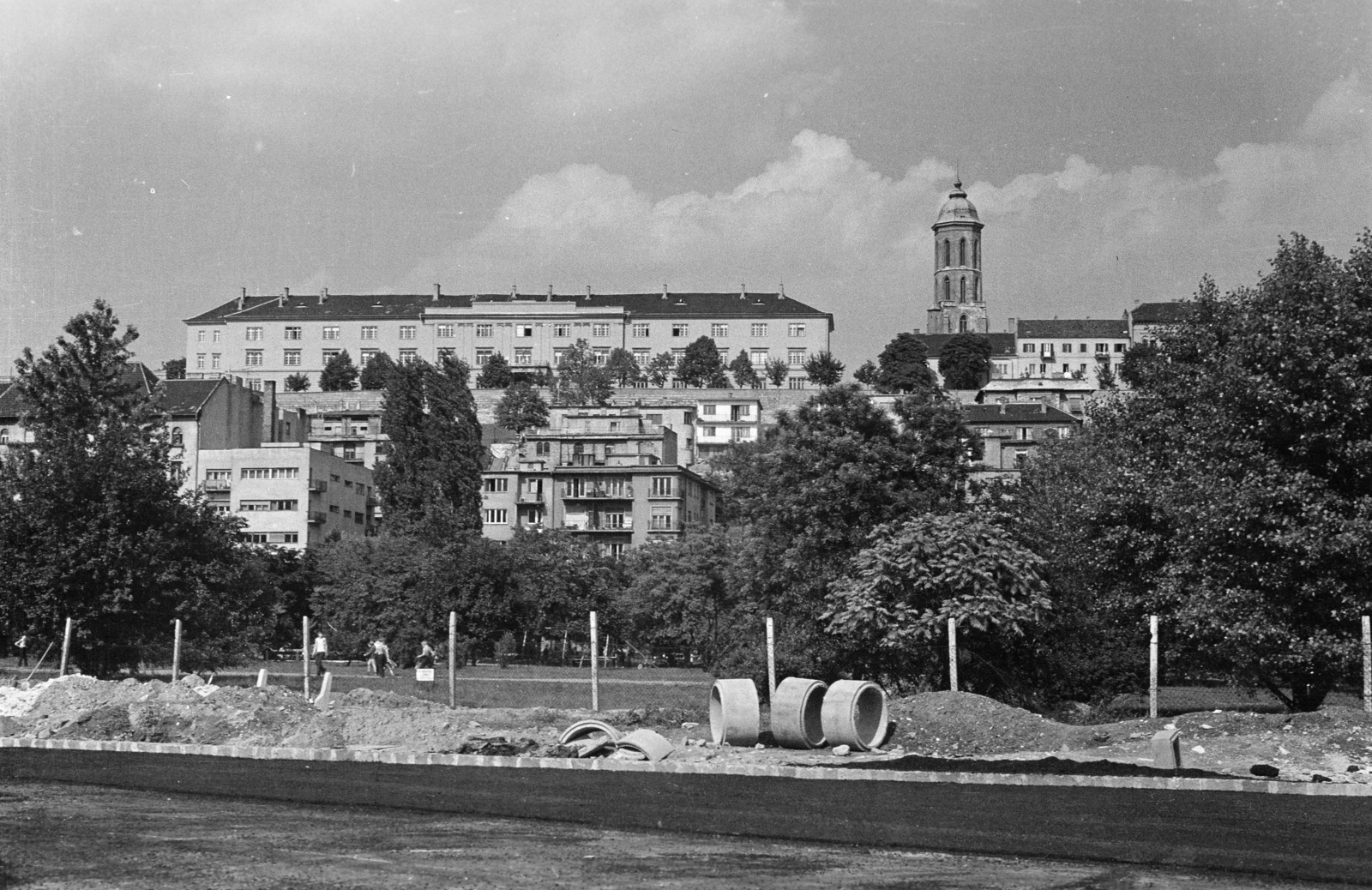 Hungary, Budapest I., Vérmező a Krisztina körút felől az Attila út felé nézve, háttérben fent a budai Várban a Hadtörténeti Múzeum és a Mária Magdolna-templom tornya., 1972, Gyulai Gaál Krisztián, Budapest, Fortepan #262248