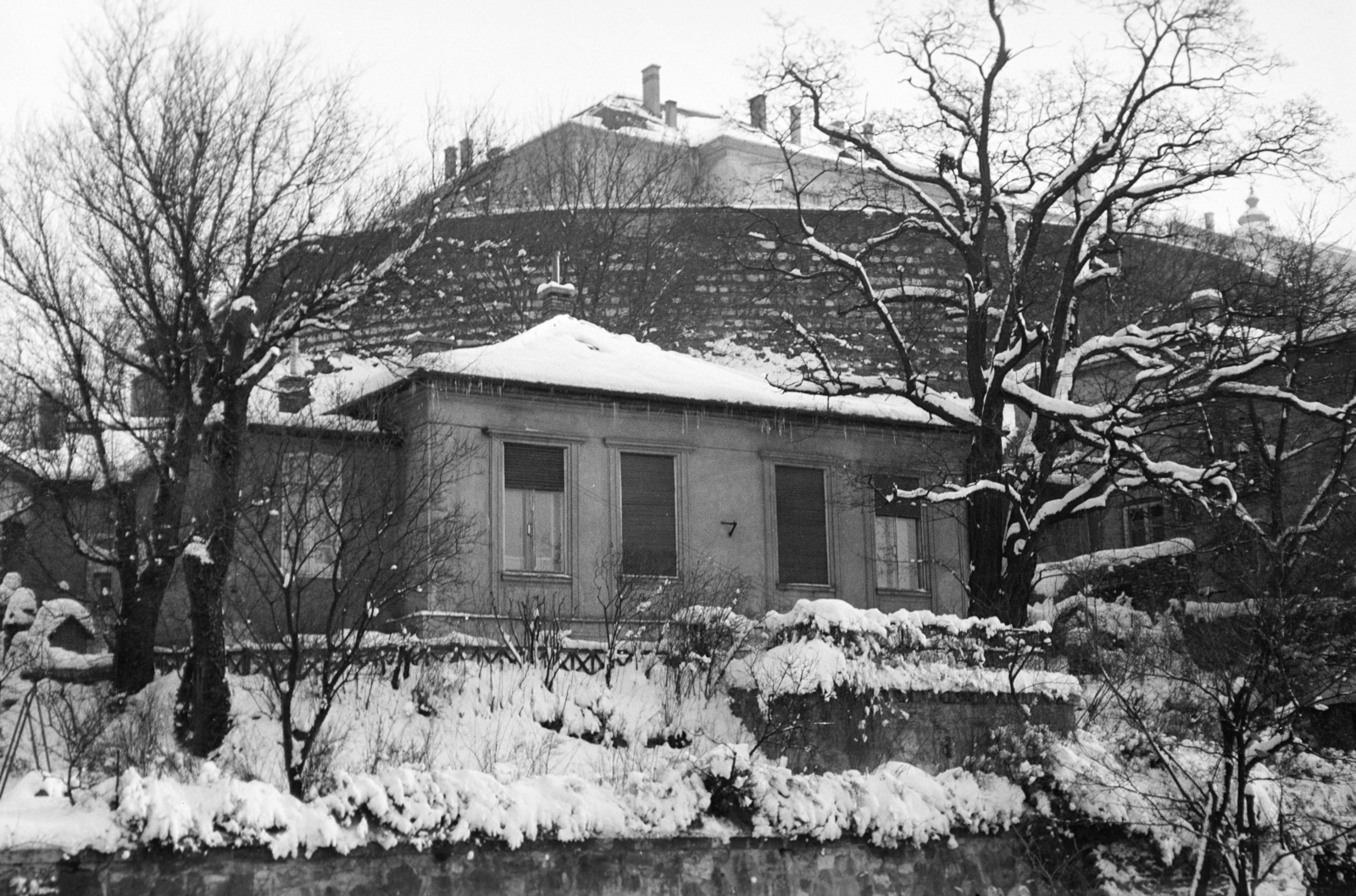 Hungary, Budapest I., előtérben a Lovas út 31/b számú ház, mögötte az Esztergomi rondella és a Hadtörténeti Múzeum., 1972, Gyulai Gaál Krisztián, Budapest, Fortepan #262254