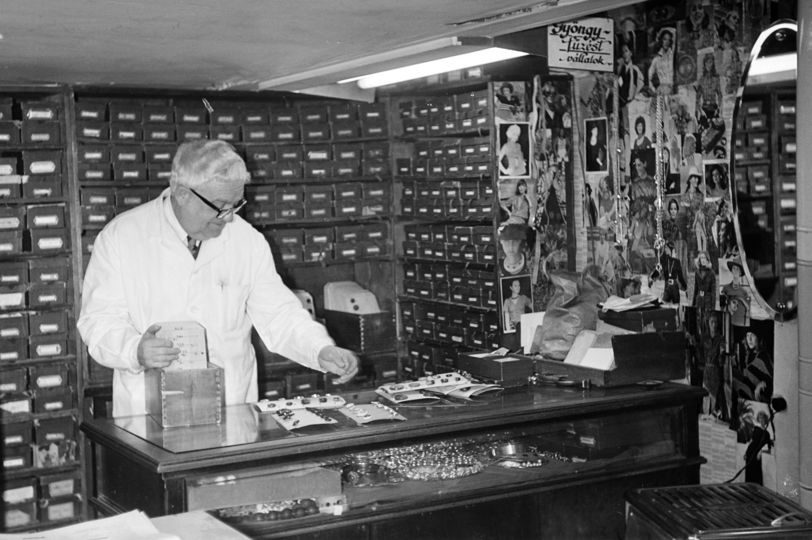 1979, Gyulai Gaál Krisztián, shop interior, haberdashery, orb, beading, Fortepan #262259