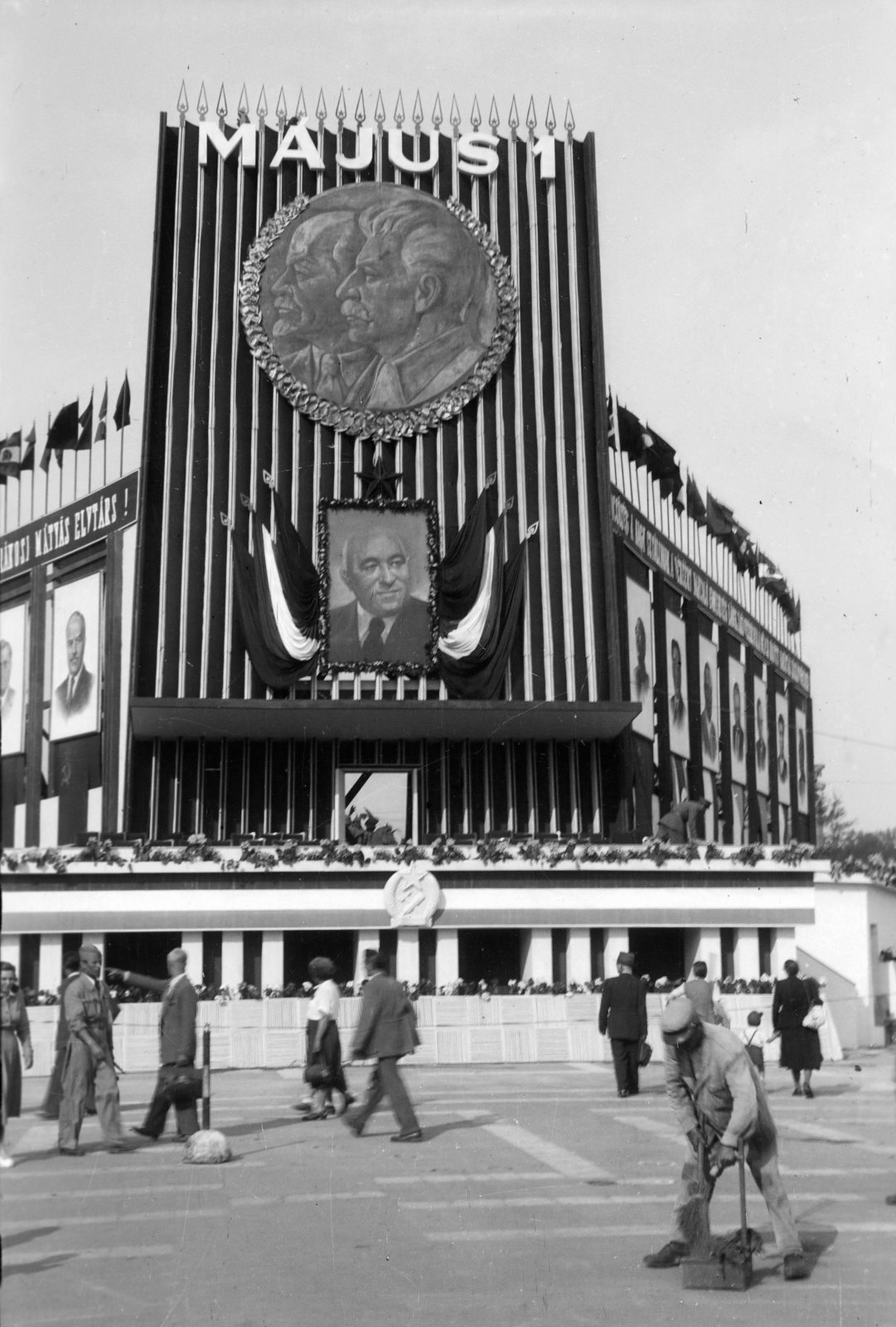 Hungary, Budapest XIV., Hősök tere, május 1-i ünnepség dísztribünje., 1952, Gyulai Gaál Krisztián, sweeper, Lenin-portrayal, Joseph Stalin portrayal, 1st of May parade, decoration, communism, Mátyás Rákosi-portrayal, Budapest, pedestrian, Fortepan #262271