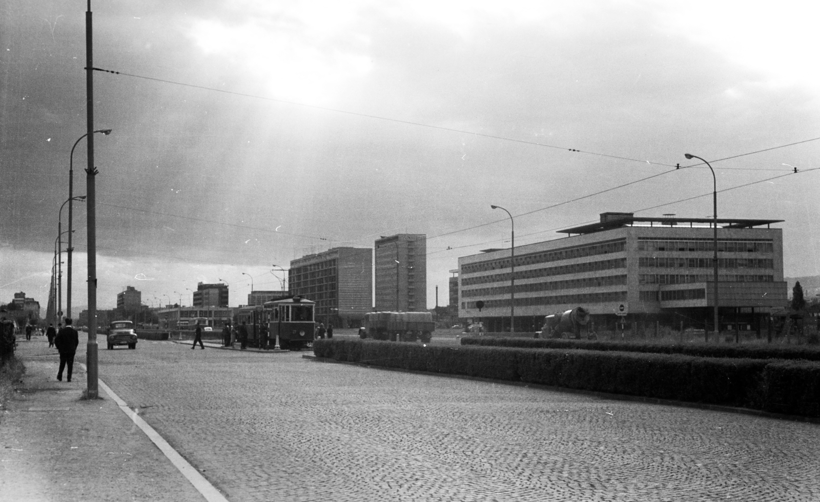Croatia, Zagreb, Ulica grada Vukovara (Ulica proleterskih brigada), jobbra a Trg Stjepana Radića 1. szám alatti Narodnog odbora kotara Zagreb épülete., 1968, Gyulai Gaál Krisztián, street view, modern architecture, Yugoslavia, Fortepan #262276