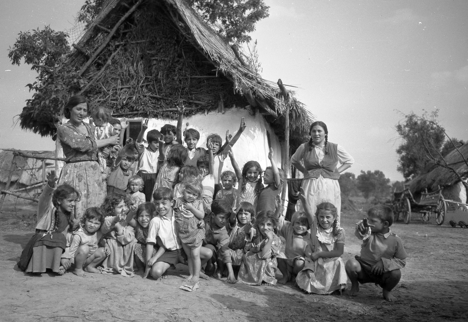 1958, Kotnyek Antal, gypsy, kids, kid, house, Fortepan #26228
