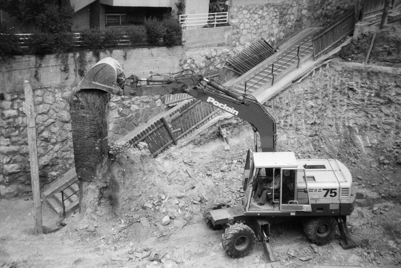 Hungary, Budapest I., kilátás a Logodi utca 74-76-ból a Körmöci utca lépcsős szakasza felé, az előtérben a Logodi utca 69./Körmöci utca 2. szám alatti építkezés., 1989, Gyulai Gaál Krisztián, plan view, construction, excavator, Budapest, Fortepan #262280