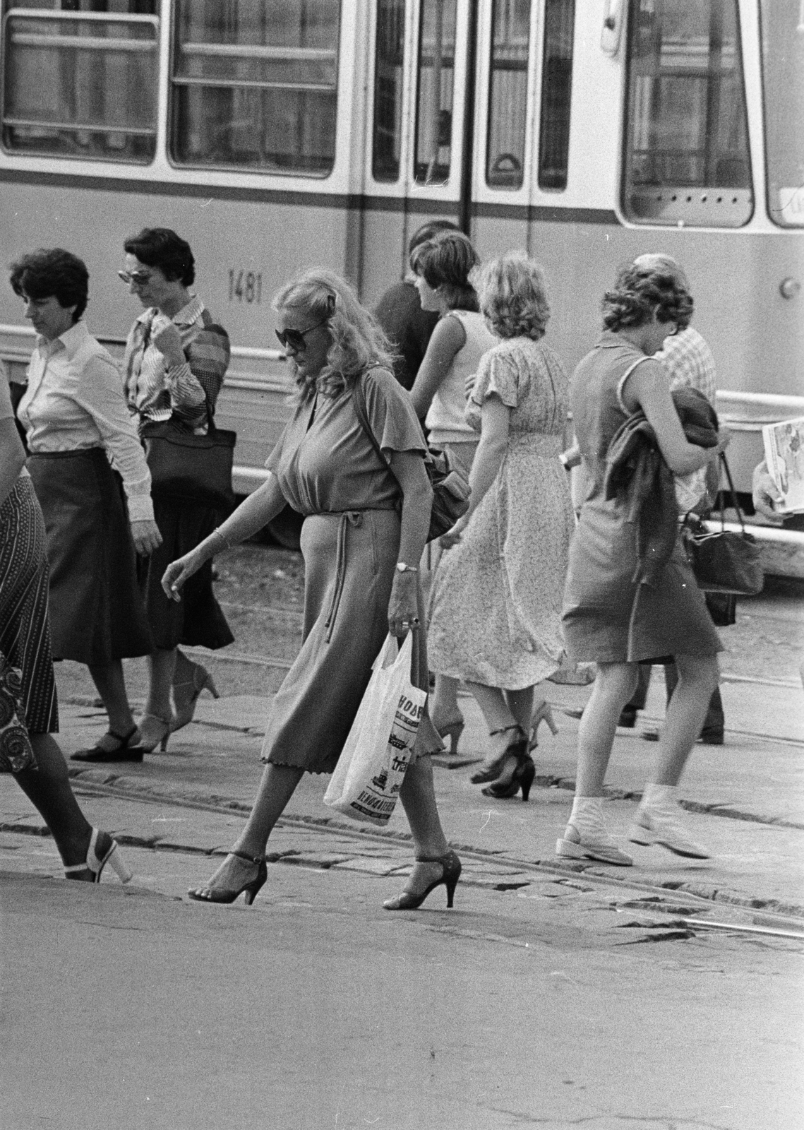 Hungary, Budapest II., Széll Kálmán (Moszkva) tér., 1984, Gyulai Gaál Krisztián, shades, pedestrian, tram, high-heel shoe, Budapest, Fortepan #262285