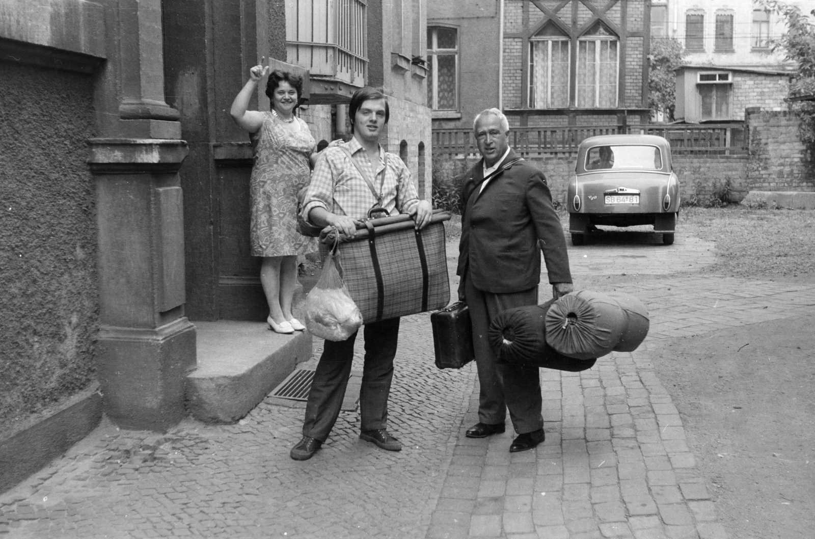 1968, Gyulai Gaál Krisztián, Best of, travelling, three people, suitcase, packet, string bag, Fortepan #262321