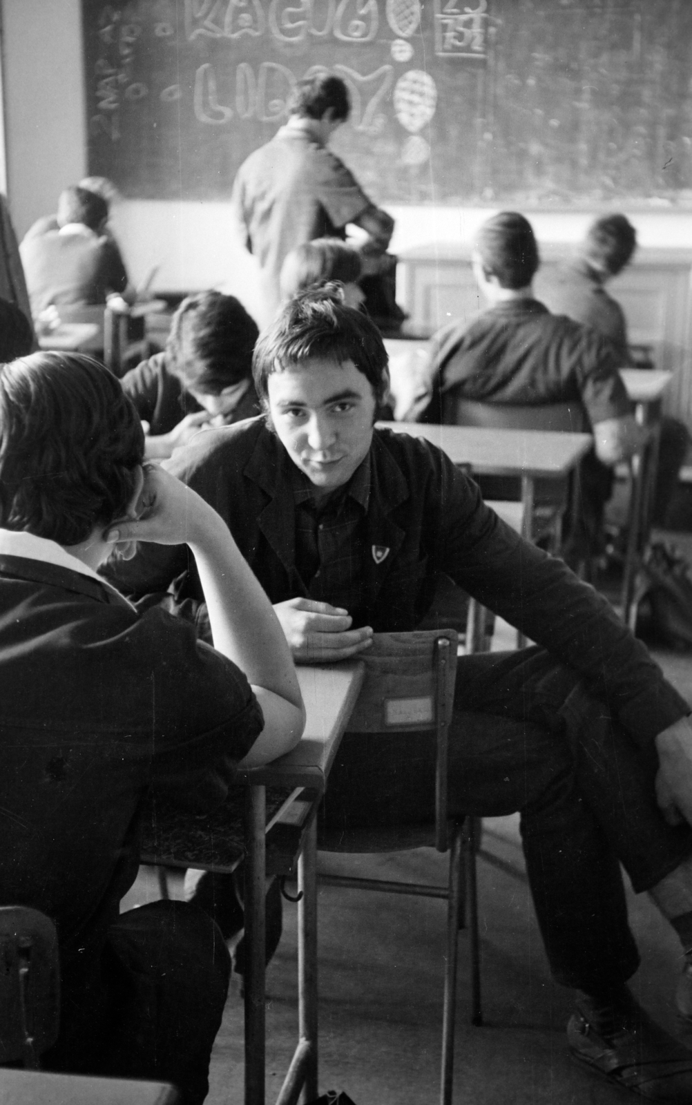 1968, Gyulai Gaál Krisztián, leg over leg, classroom, boy, Fortepan #262326
