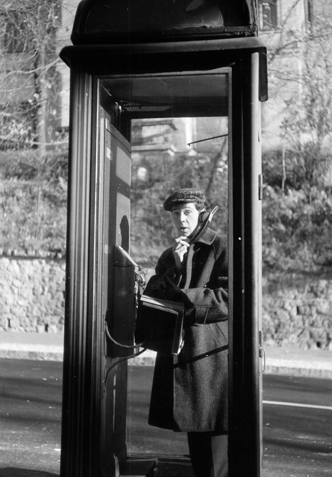 Hungary, Budapest II., Rómer Flóris utca, a felvétel a Zivatar utca közelében készült, háttérben a 43-as számú ház részlete látható., 1968, Gyulai Gaál Krisztián, phone booth, Budapest, grimace, Fortepan #262336