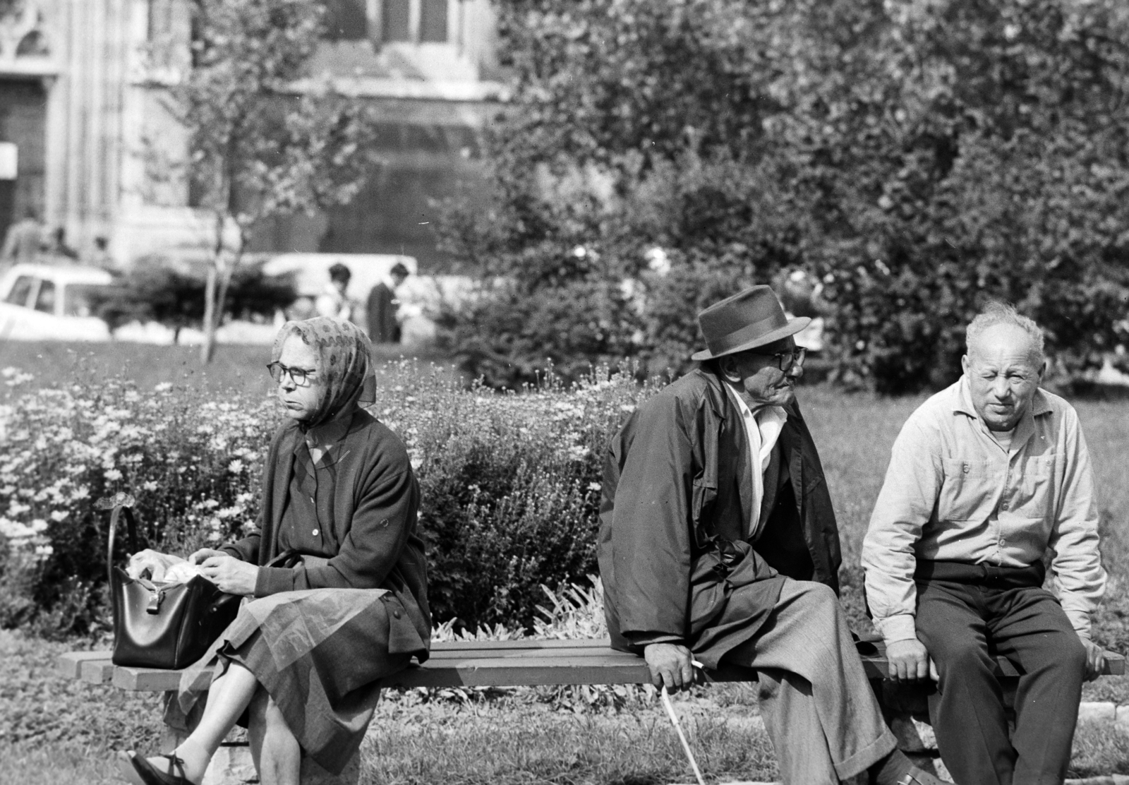Hungary, Budapest I., Szentháromság tér, háttérben a Mátyás-templom., 1967, Gyulai Gaál Krisztián, Budapest, relaxation, bench, solitude, Fortepan #262341