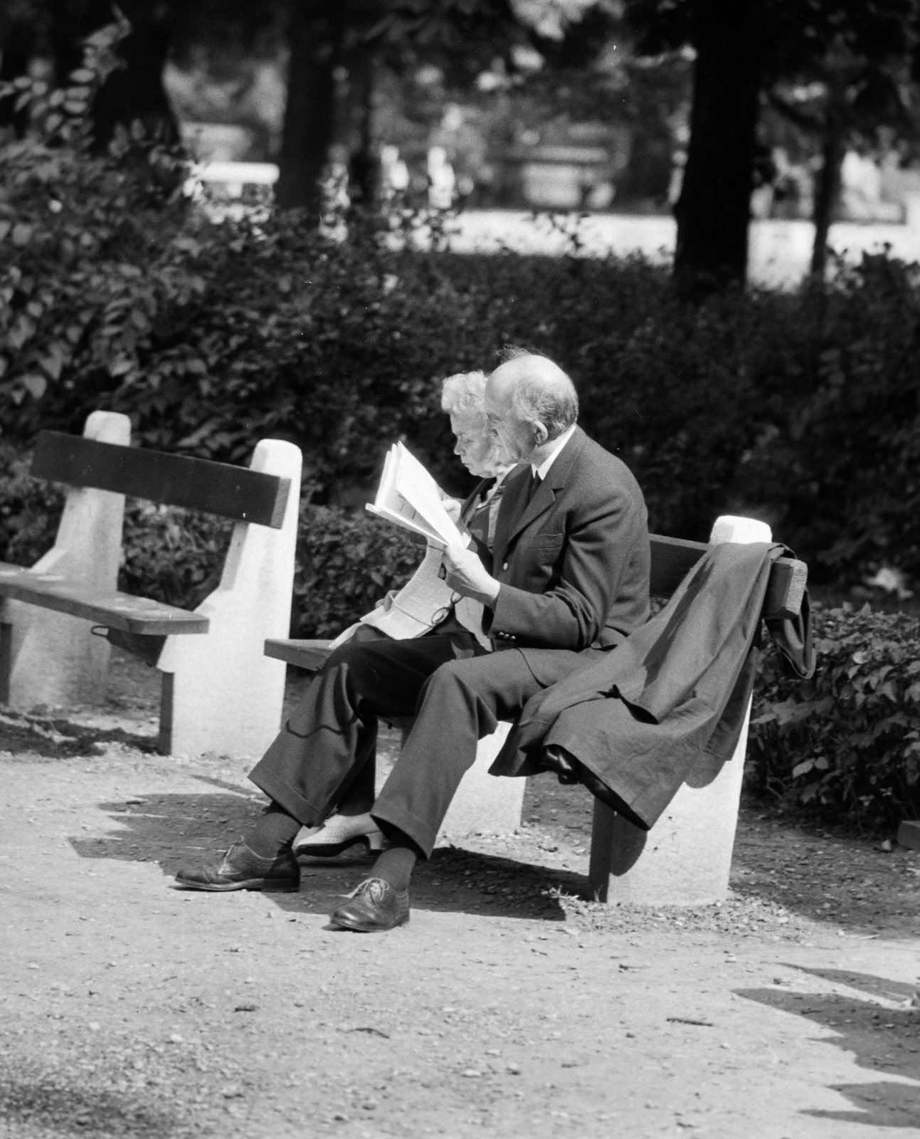 1967, Gyulai Gaál Krisztián, reading, newspaper, bench, Fortepan #262344