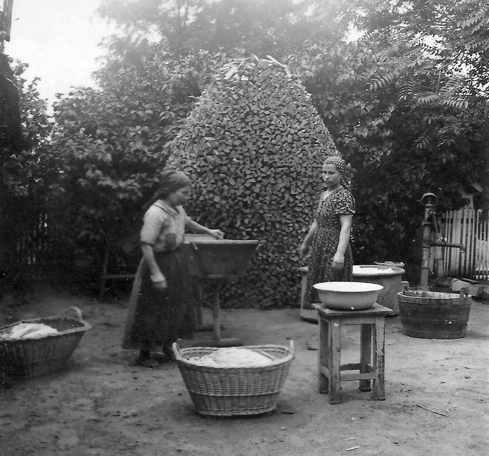 1930, Éles Andrásné, yard, well, women, basket, washing, kitchen stool, tub, Fortepan #26235