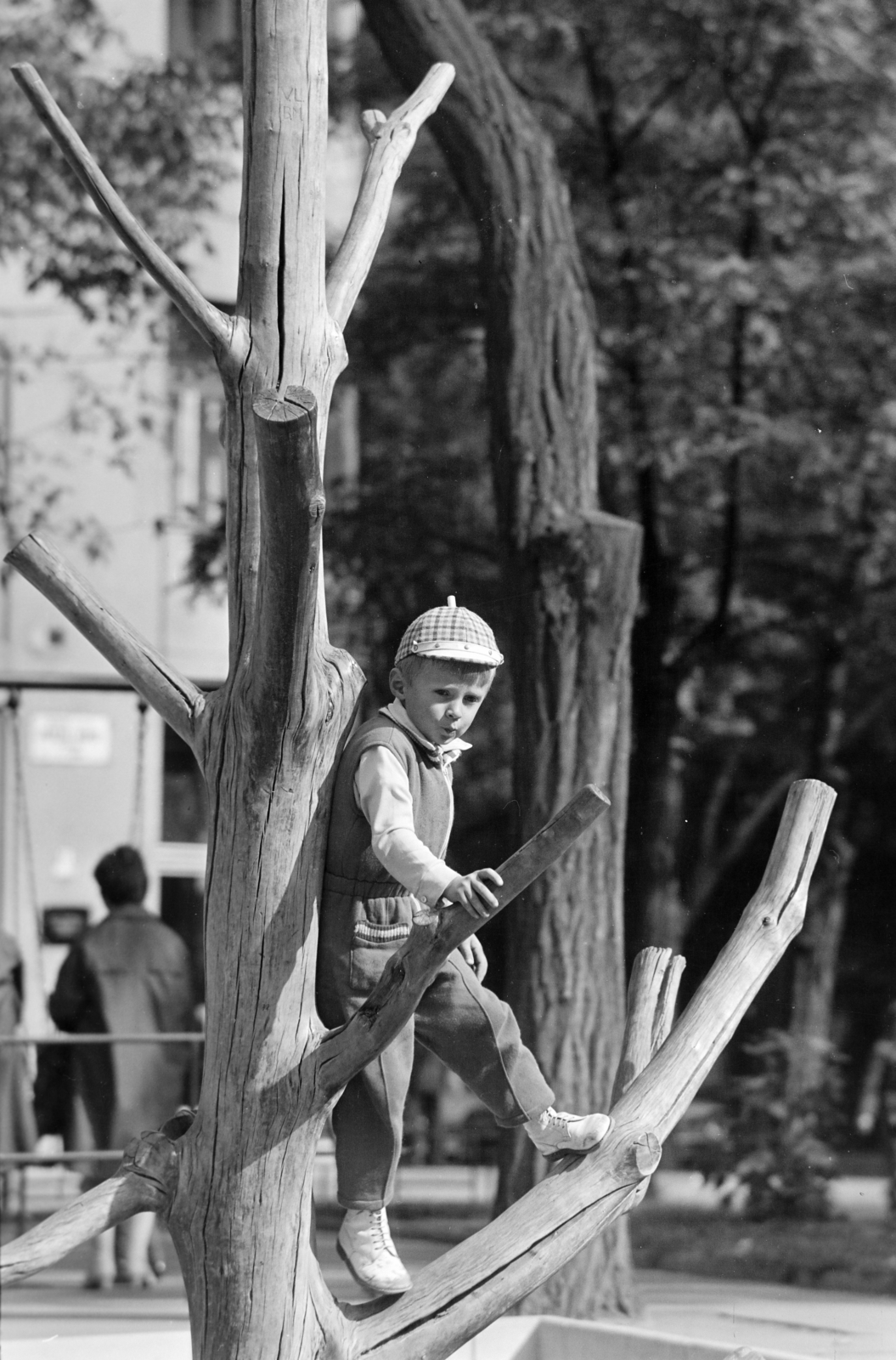 Hungary, Budapest XIII., Jászai Mari tér, játszótér., 1969, Gyulai Gaál Krisztián, Budapest, monkey bar, kid, Fortepan #262360