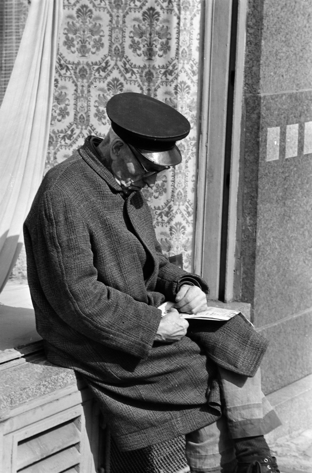 1969, Gyulai Gaál Krisztián, reading, old person, relaxation, peaked cap, Fortepan #262366