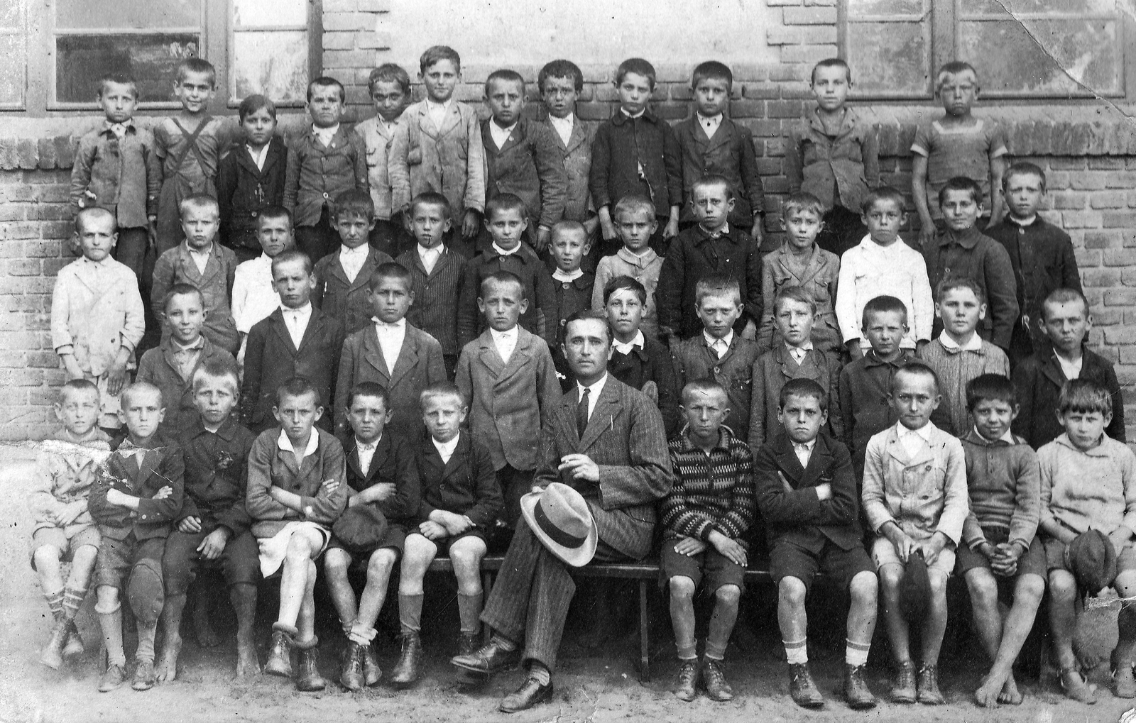 1922, Éles Andrásné, yard, class photo, tableau, man, teacher, Fortepan #26237