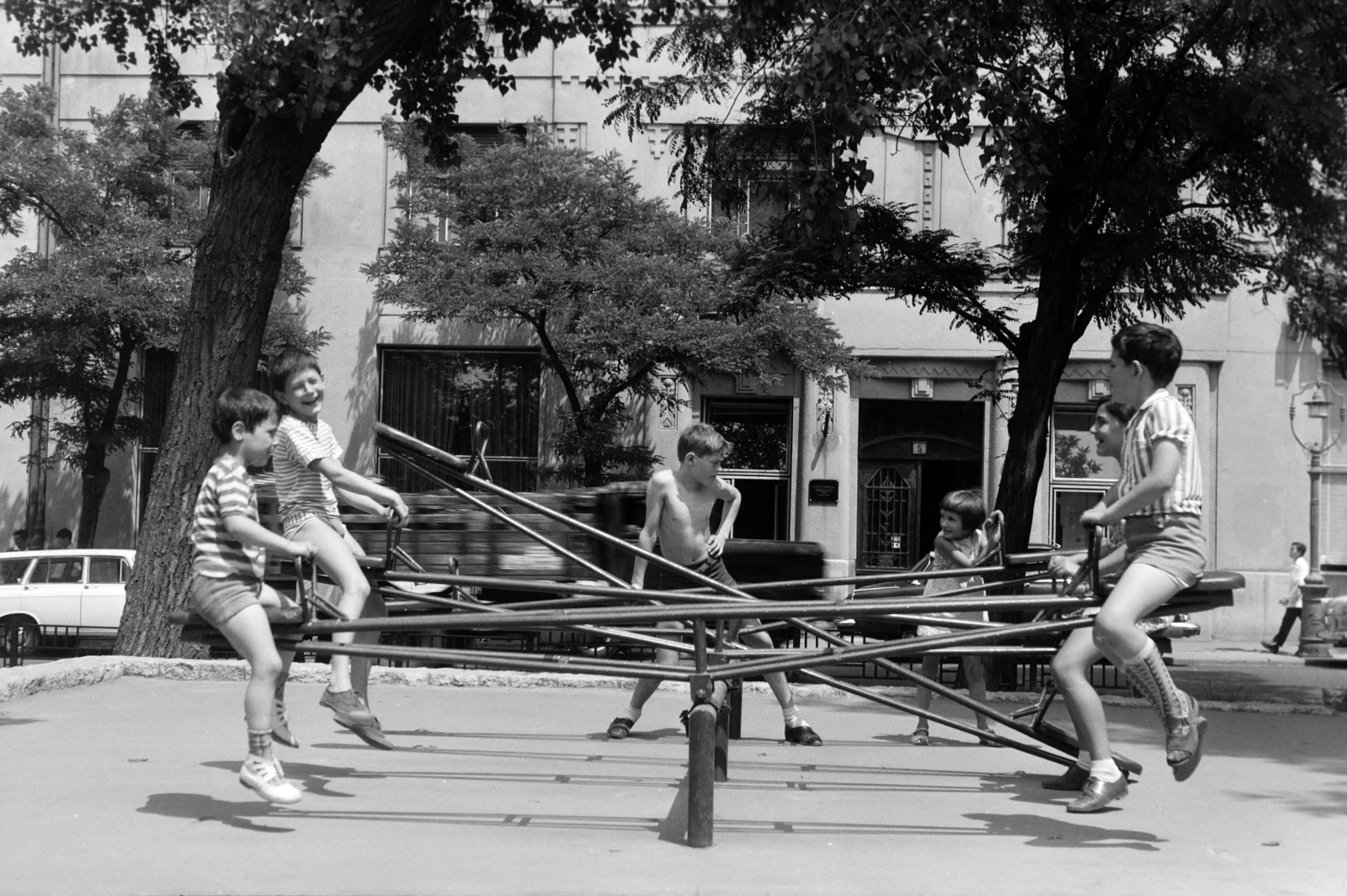 Magyarország, Budapest XIII., Jászai Mari tér, játszótér, a háttérben az 5. szám alatti Palatinus-ház., 1970, Gyulai Gaál Krisztián, libikóka, Budapest, játszótér, Fortepan #262401