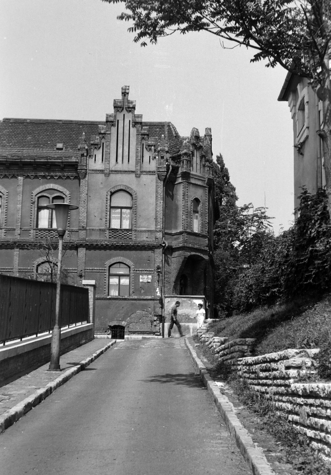 Hungary, Budapest II., sétány a Mechwart térnél, szemben a Buday László utca 8/b számú ház látható, ettől jobbra a Rózsahegy utca található., 1970, Gyulai Gaál Krisztián, Budapest, Fortepan #262404