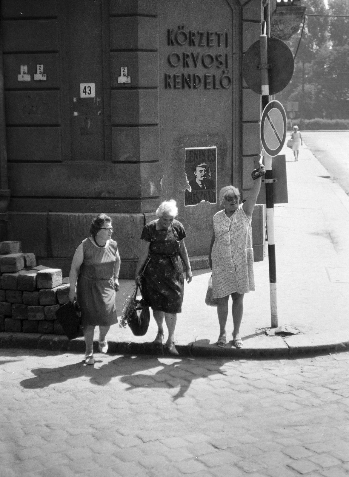 Hungary, Budapest II., Frankel Leó út - Komjádi Béla utca sarok., 1970, Gyulai Gaál Krisztián, Best of, Budapest, women, three people, bag, shadow, big ashlar, Lenin-portrayal, poster, summer dresses, Fortepan #262405