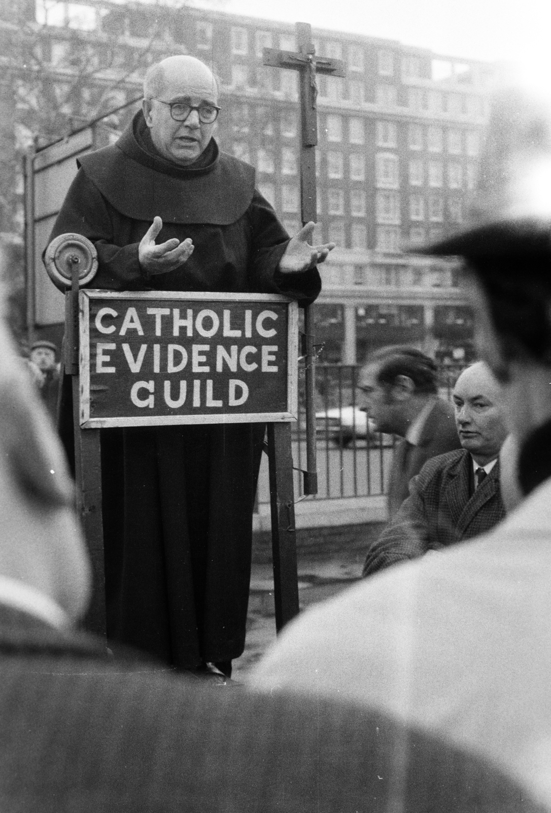 United Kingdom, London, Hyde Park, Speakers' Corner (Szónokok Sarka)., 1972, Gyulai Gaál Krisztián, cross, cassock, votary, Fortepan #262410