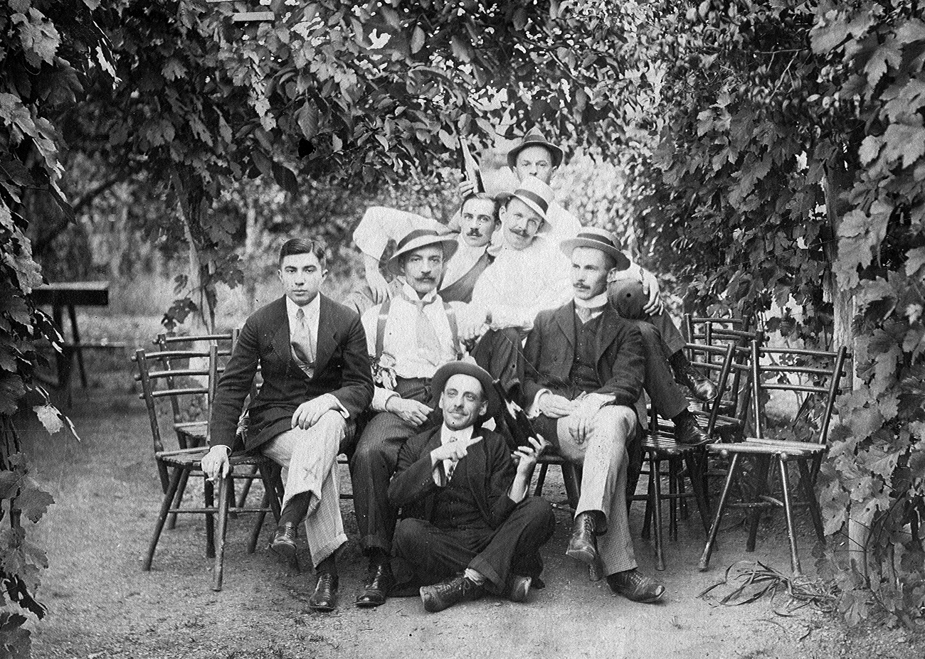 1915, Pohl Pálma, hat, garden, happiness, tableau, men, summer, posture, cross-legged sitting, leg over leg, sitting on the ground, Fortepan #26242