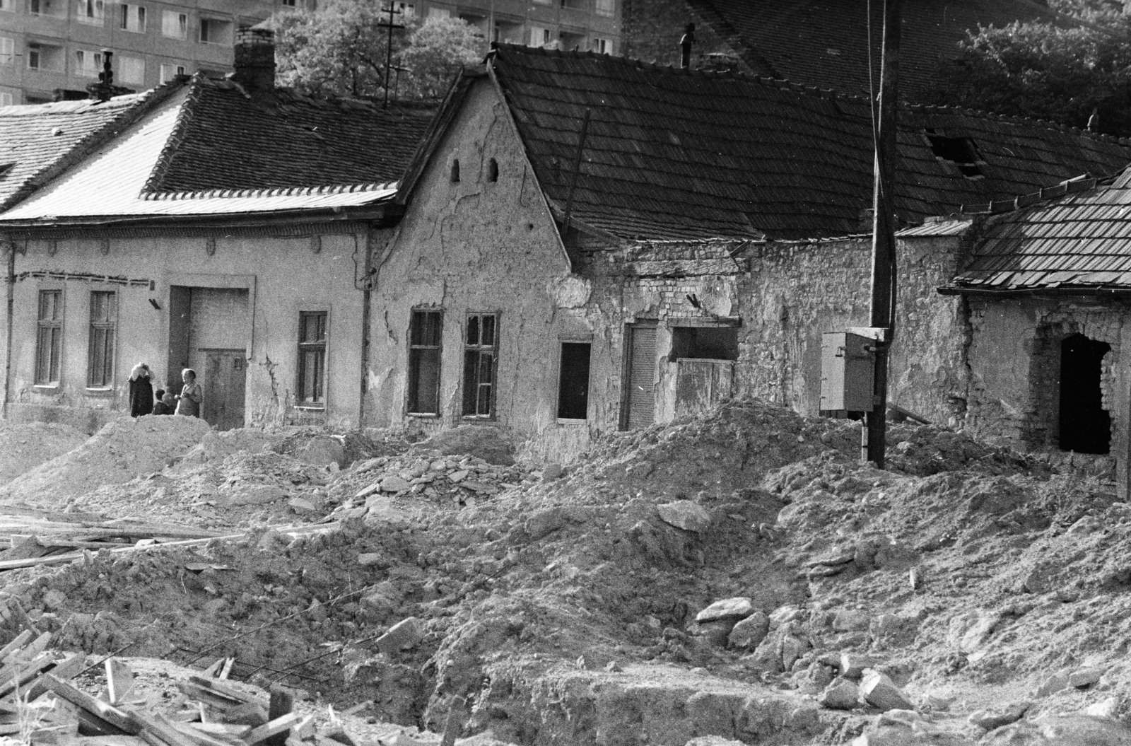 Hungary, Óbuda, Budapest III., a Kiscelli utca lebontásra váró házai a Pacsirtamező (Korvin Ottó) utca felől. Háttérben a Szőlő utcai sávház (Faluház)., 1971, Gyulai Gaál Krisztián, Budapest, Fortepan #262430