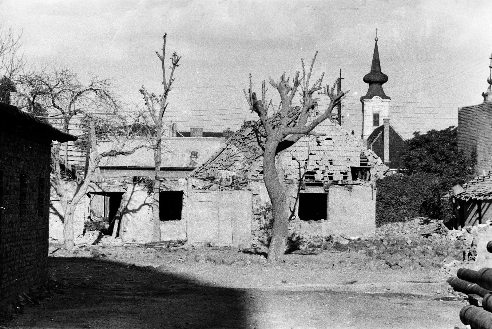 Hungary, Óbuda, Budapest III., előtérben a Szőlőkert utca lebontott 4. és 6. számú házai, háttérben az Óbudai református templom., 1971, Gyulai Gaál Krisztián, demolition, church, Budapest, Fortepan #262444