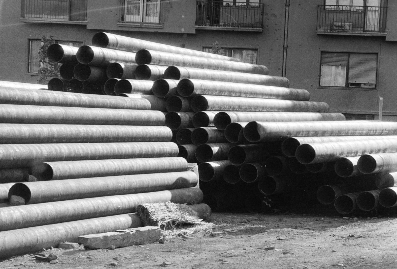 Hungary, Óbuda, Budapest III., Szőlő utca, háttérben a 64/a és 64/b számú épület., 1971, Gyulai Gaál Krisztián, metal tube, Budapest, Fortepan #262446