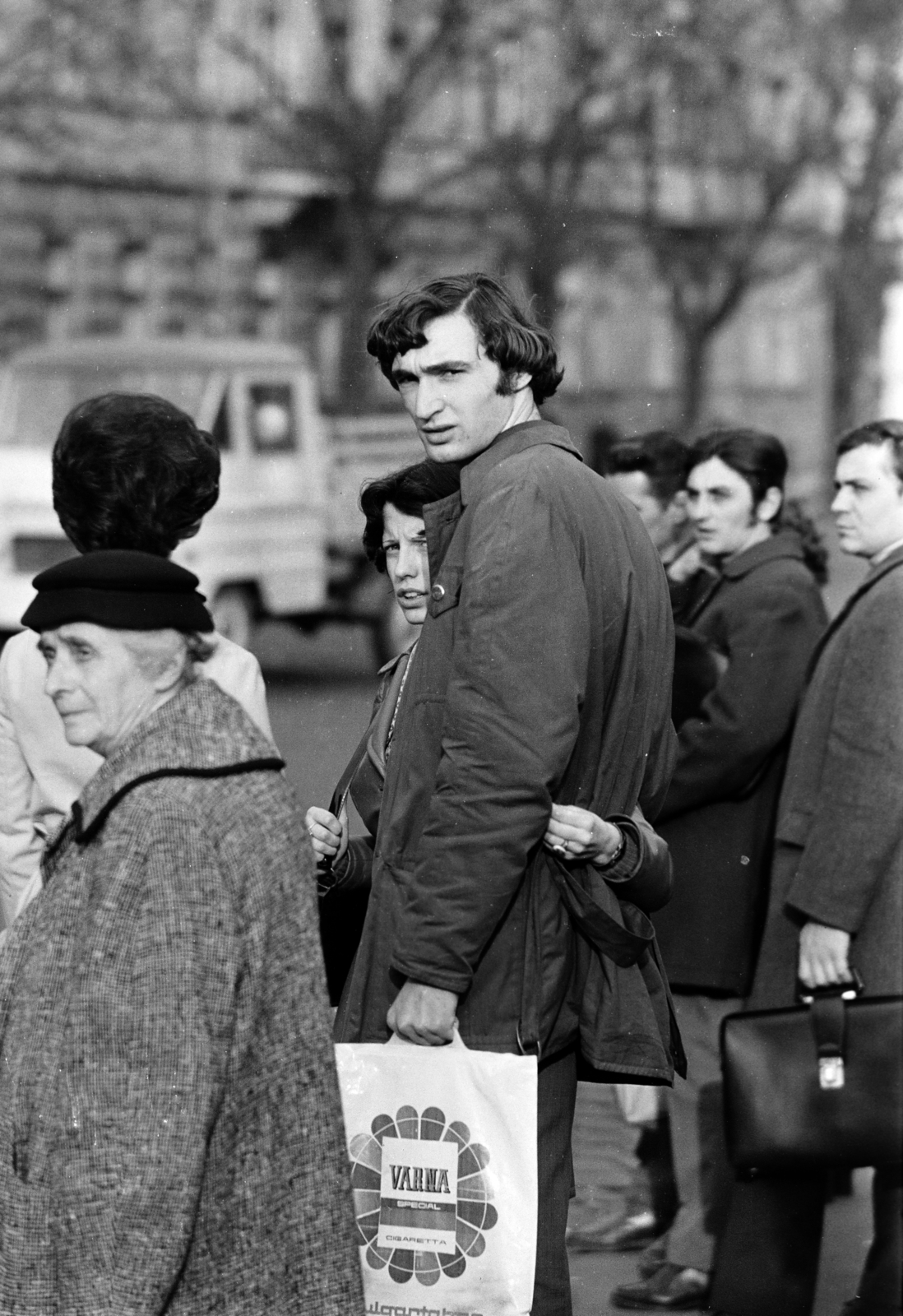 Hungary, Budapest II., buszmegálló a Széll Kálmán (Moszkva) téren, háttérben a Margit körút (Mártírok útja) 99. és 97. számú ház., 1977, Gyulai Gaál Krisztián, plastic bag, looking back, man, Budapest, Fortepan #262456