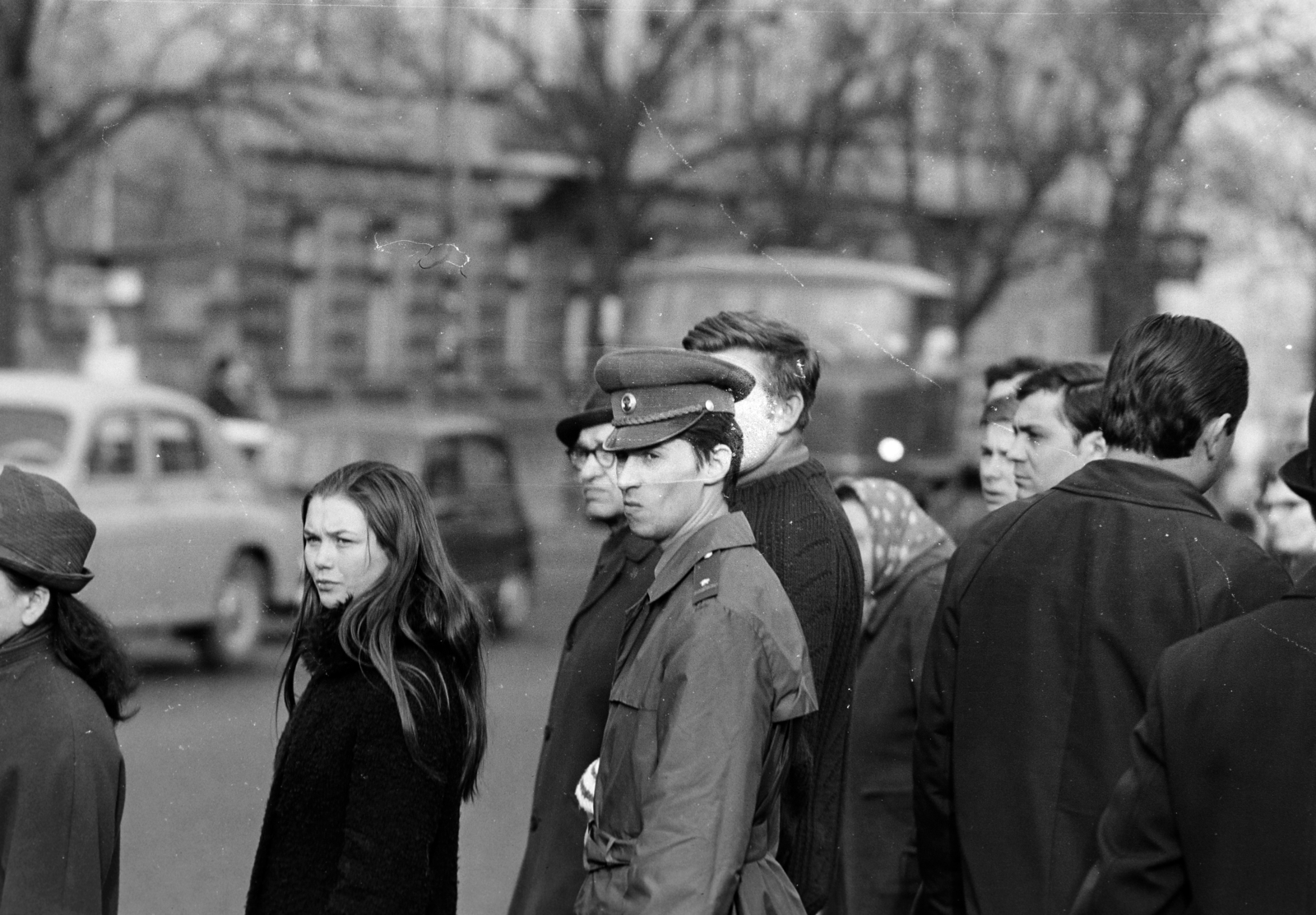 Hungary, Budapest II., buszmegálló a Széll Kálmán (Moszkva) téren, háttérben a Margit körút (Mártírok útja) 99. és 97. számú ház., 1977, Gyulai Gaál Krisztián, Budapest, Fortepan #262457