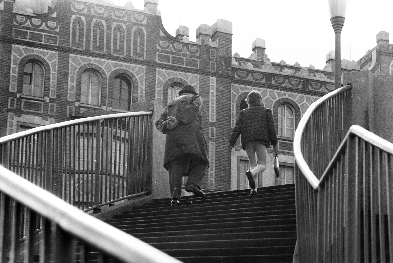 Magyarország, Budapest II.,Budapest XII., Széll Kálmán (Moszkva) tér, a Várfok utcához vezető felüljáró, háttérben a Postapalota., 1977, Gyulai Gaál Krisztián, Budapest, Fortepan #262460