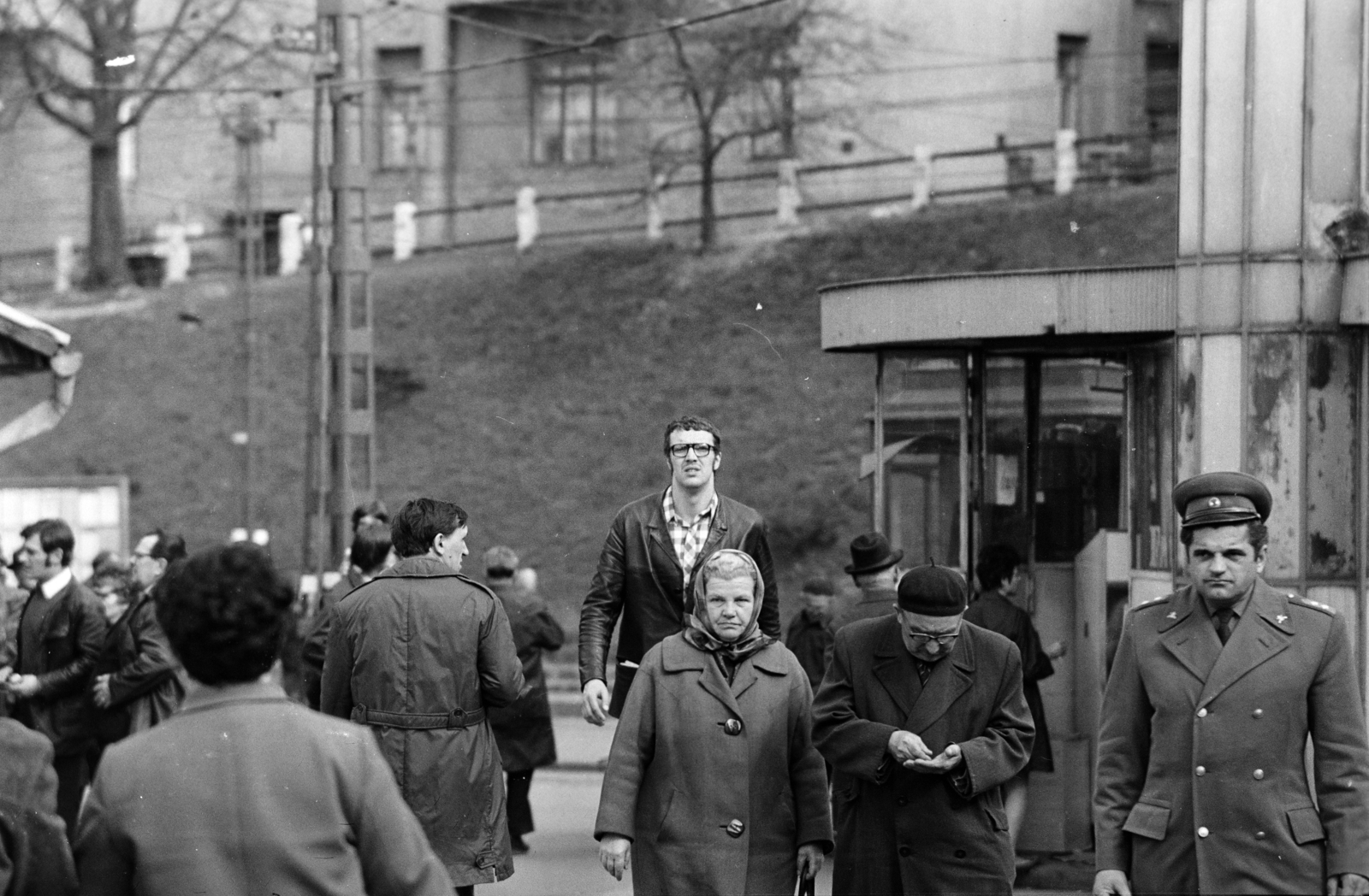 Magyarország, Budapest II.,Budapest I., Széll Kálmán (Moszkva) tér, háttérben a Vérmező út., 1977, Gyulai Gaál Krisztián, Budapest, járókelő, magyar katona, egyenruha, magas ember, Fortepan #262461