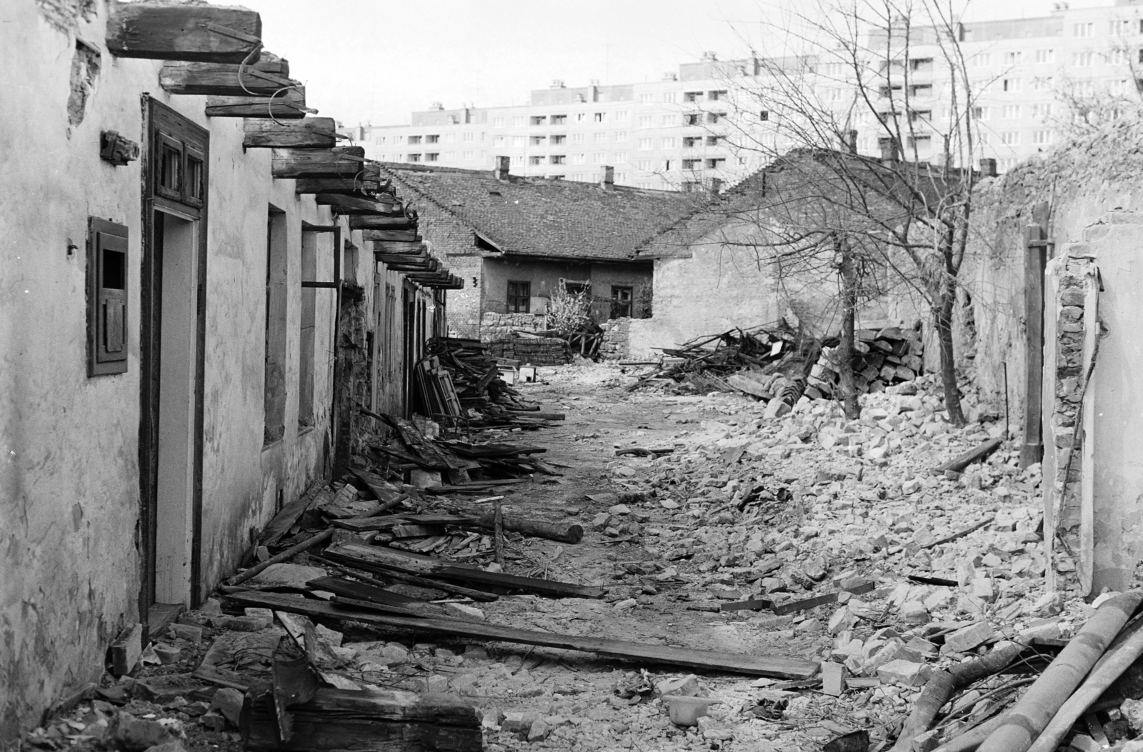 Hungary, Óbuda, Budapest III., Föld utca, a lebontott 17-es számú ház, háttérben a Vörösvári út - Kórház utca közötti panelházak., 1972, Gyulai Gaál Krisztián, demolition, Budapest, Fortepan #262471