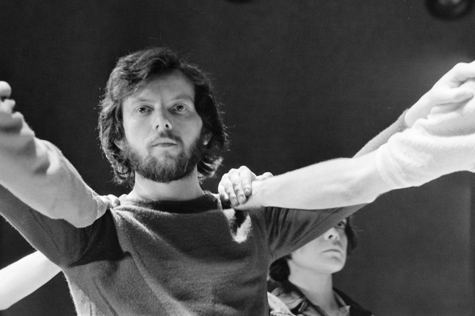 Magyarország, Budapest VI., Andrássy út (Népköztársaság útja) 101., a Magyar Újságírók Országos Szövetsége székházának emeletén működő 25. Színház. Hernádi Gyula - Jancsó Miklós: Fényes szelek című előadásának szereplői: Zala Márk, mögötte Jobba Gabi színművész., 1975, Gyulai Gaál Krisztián, portré, Budapest, Fortepan #262497