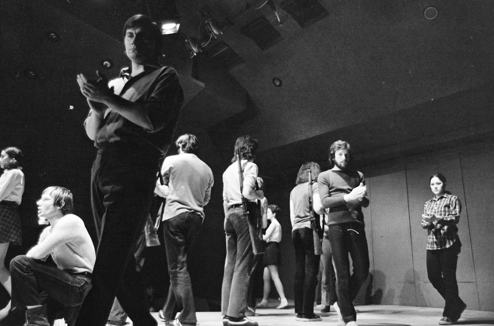 Magyarország, Budapest VI., Andrássy út (Népköztársaság útja) 101., a Magyar Újságírók Országos Szövetsége székházának emeletén működő 25. Színház. Hernádi Gyula - Jancsó Miklós, Fényes szelek című előadásának szereplői: élőtérben Répássy András áll, tőle balra guggol Jeney István, jobbra Zala Márk színművész., 1975, Gyulai Gaál Krisztián, színpad, színház, puska, Budapest, Fortepan #262498