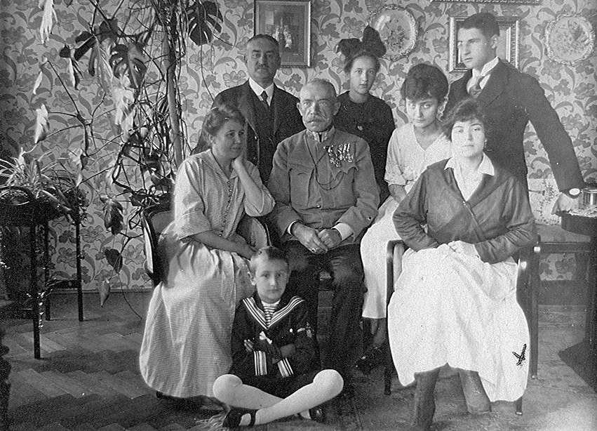 1916, Pohl Pálma, family, uniform, tableau, wrist watch, medal, posture, cross-legged sitting, arms crossed over the chest, Fortepan #26250