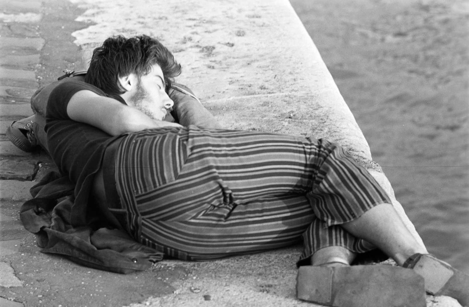 1975, Gyulai Gaál Krisztián, striped dress, shore, sideburns, sleeping, Fortepan #262506