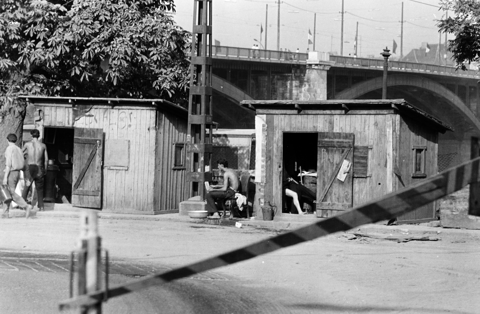 Magyarország, Budapest II., Bem rakpart, háttérben a Margit híd., 1975, Gyulai Gaál Krisztián, híd, barakk, mosdótál, Budapest, Fortepan #262508