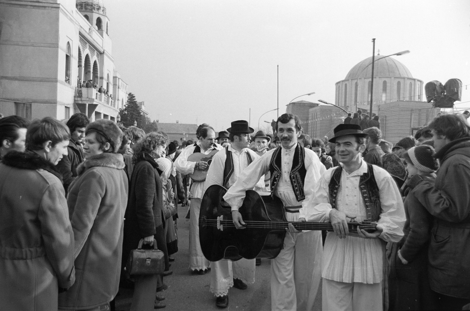 Magyarország, Mohács, Széchenyi tér, háttérben jobbra a Fogadalmi templom. A felvétel a busójárás idején készült., 1974, Gyulai Gaál Krisztián, Fortepan #262553
