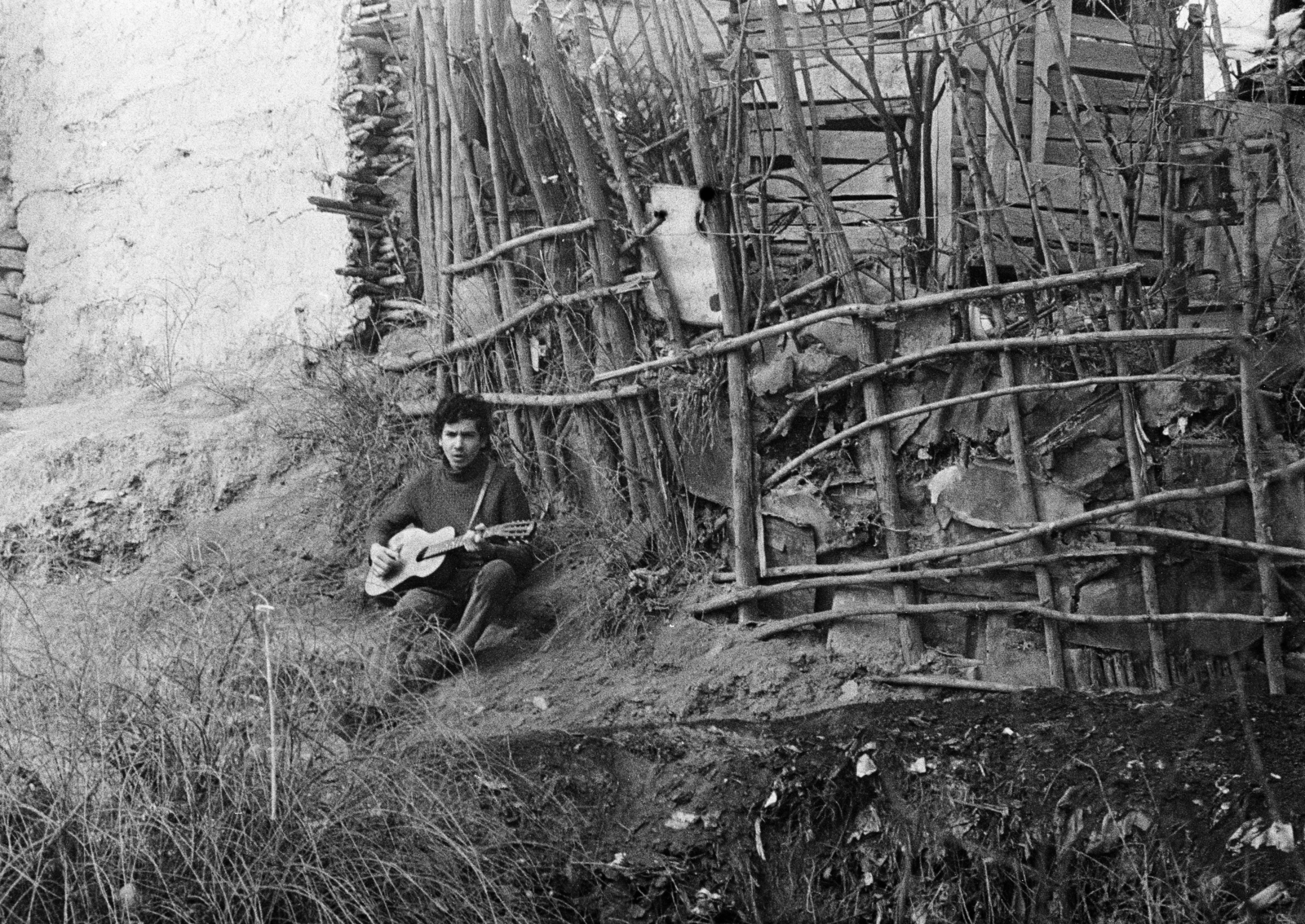 Magyarország, Salgótarján, Pécskő út, a pécskődombi (kopaszdombi) cigánytelep., 1976, Gyulai Gaál Krisztián, gitár, Fortepan #262559