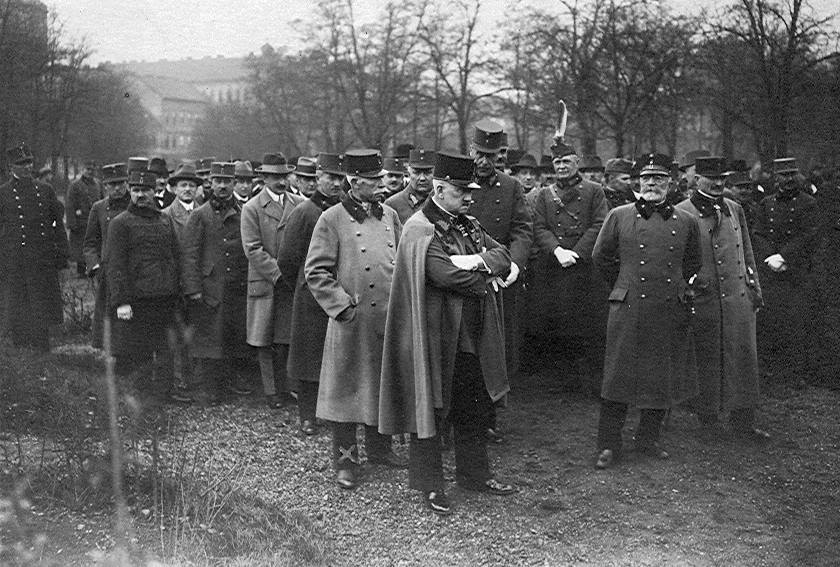 Hungary, Budapest VIII., Ludovika tér (Orczy kert), a háttérben az Üllői út 97. és 99. számú ház látszik. Előtérben karbafont kézzel Molnár Dezső altábornagy, a BTC elnöke. A felvétel valószínüleg az aradi vértanúk emléknapján rendezett kegyeleti staféta céljánál készült., 1924, Pohl Pálma, First World War, uniform, military, festive, officer corps, Budapest, Fortepan #26256