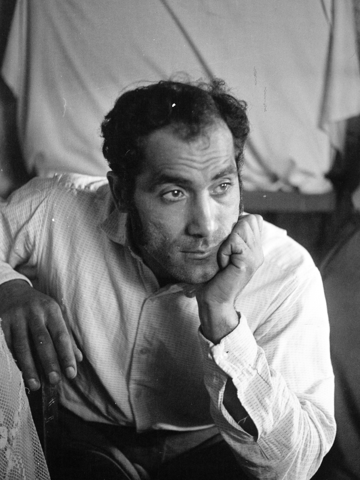 Hungary, Salgótarján, Balogh Balázs András roma festőművész., 1976, Gyulai Gaál Krisztián, celebrity, man, prop up the head, portrait, Fortepan #262562
