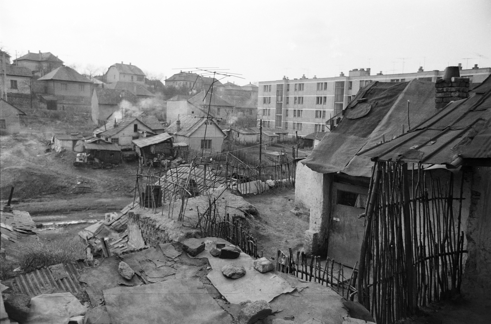 Magyarország, Salgótarján, Pécskő út, a pécskődombi (kopaszdombi) cigánytelep., 1976, Gyulai Gaál Krisztián, lakótelep, szegénység, Fortepan #262566