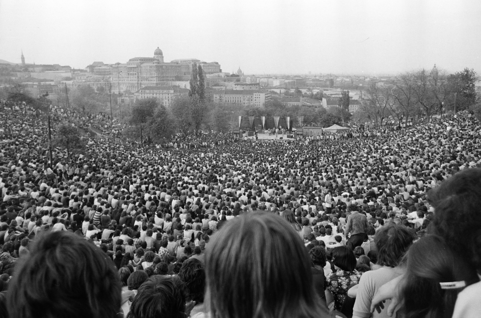 Hungary, Tabán, Budapest I., Hegyalja út - Sánc utca - Orom utca határolta terület, a május 1-i Mini-Syrius-LGT koncert közönsége. Távolban a budai Vár., 1973, Gyulai Gaál Krisztián, Budapest, Fortepan #262573