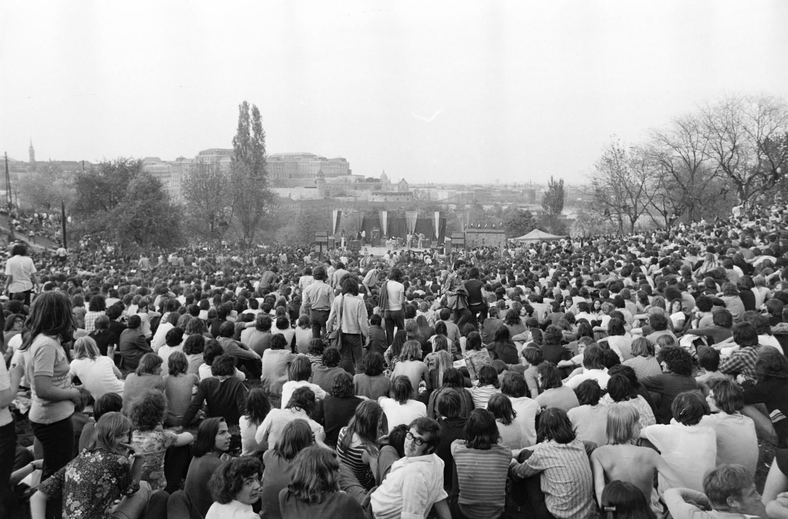 Hungary, Tabán, Budapest I., Hegyalja út - Sánc utca - Orom utca határolta terület, a május 1-i Mini-Syrius-LGT koncert közönsége. Távolban a budai Vár., 1973, Gyulai Gaál Krisztián, Budapest, Fortepan #262575