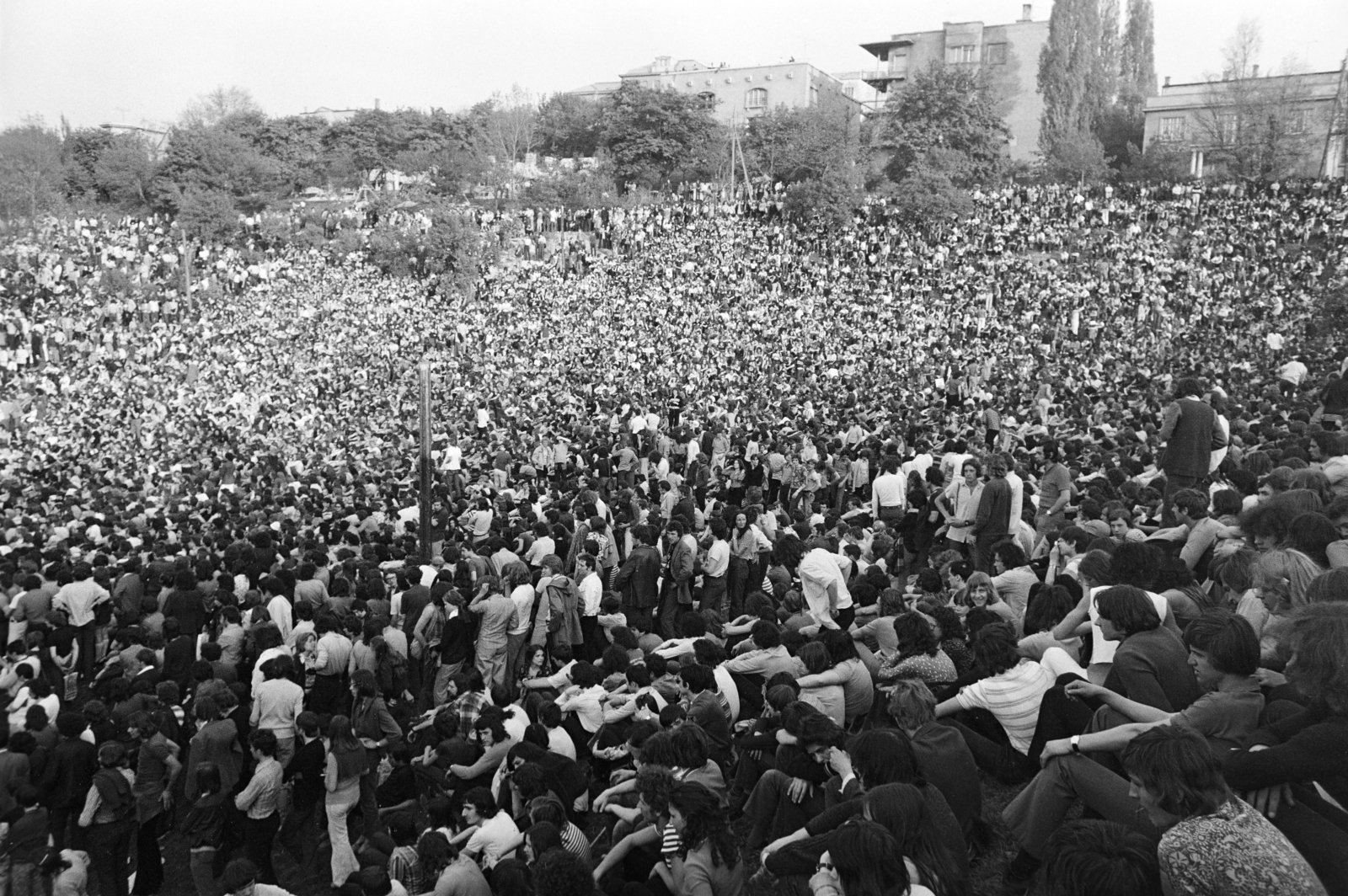 Hungary, Tabán, Budapest I., Hegyalja út - Sánc utca - Orom utca határolta terület, a május 1-i Mini-Syrius-LGT koncert közönsége., 1973, Gyulai Gaál Krisztián, Budapest, Fortepan #262578