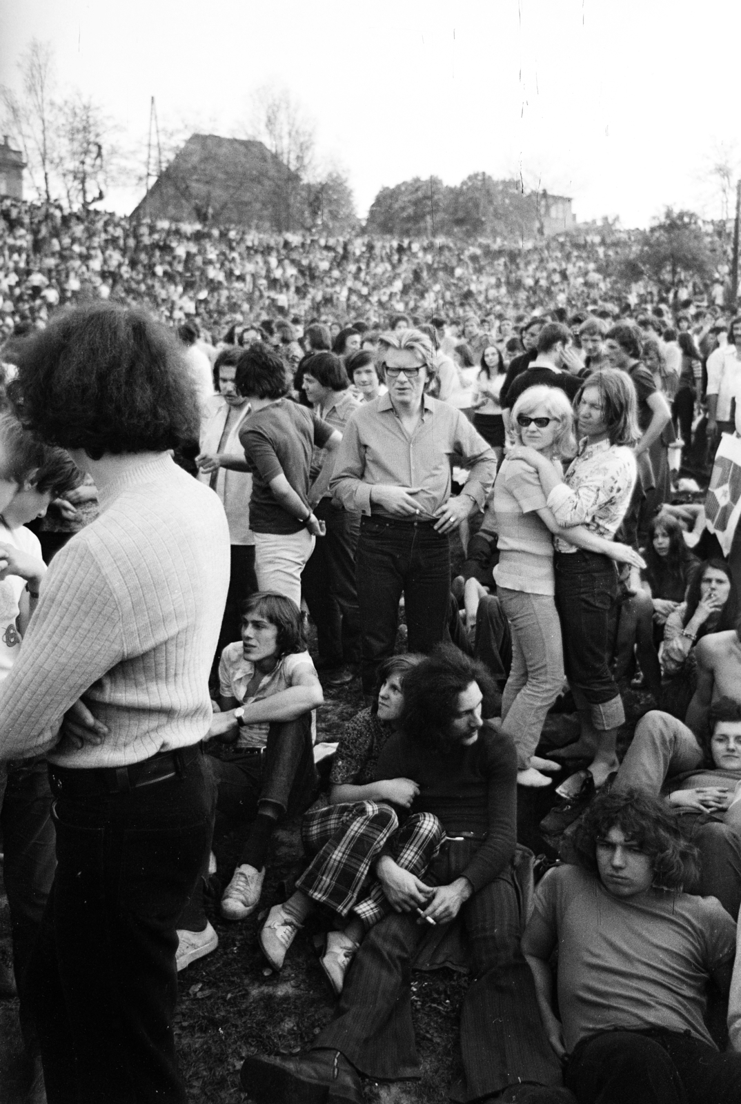 Hungary, Tabán, Budapest I., Hegyalja út - Sánc utca - Orom utca határolta terület, a május 1-i Mini-Syrius-LGT koncert közönsége., 1973, Gyulai Gaál Krisztián, Budapest, Fortepan #262584