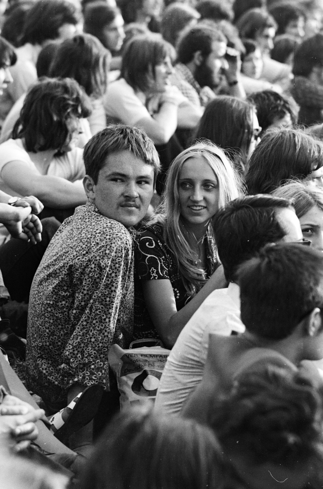 Hungary, Tabán, Budapest I., Hegyalja út - Sánc utca - Orom utca határolta terület, a május 1-i Mini-Syrius-LGT koncert közönsége., 1973, Gyulai Gaál Krisztián, Budapest, Fortepan #262586