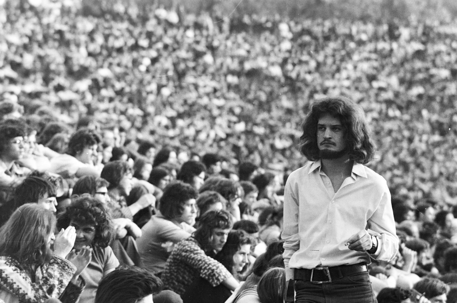 Hungary, Tabán, Budapest I., Hegyalja út - Sánc utca - Orom utca határolta terület, a május 1-i Mini-Syrius-LGT koncert közönsége., 1973, Gyulai Gaál Krisztián, Budapest, viewing, mass, beard, hairdo, Fortepan #262589